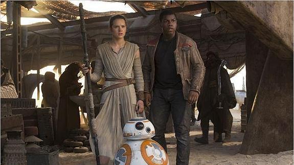 Daisy Ridley y John Boyega en 'Star Wars: El despertar de la Fuerza'.