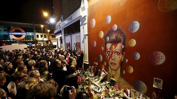 Cientos de fans, ante el mural de Bowie en Brixton.