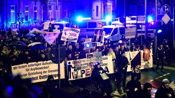 Manifestantes del movimiento Pegida, ayer en Leipzig.