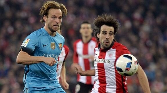 Rakitic (i) y  Beñat miran el balón. 