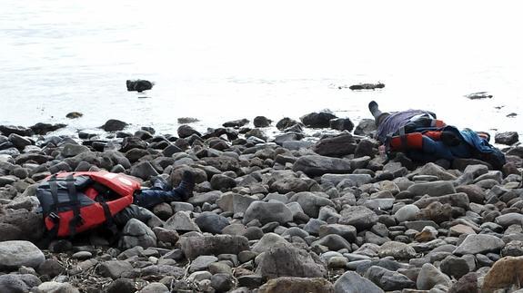 Cuerpos sin vida de refugiados arrastrados a la orilla permanecen en la costa del pueblo de Bademli. 