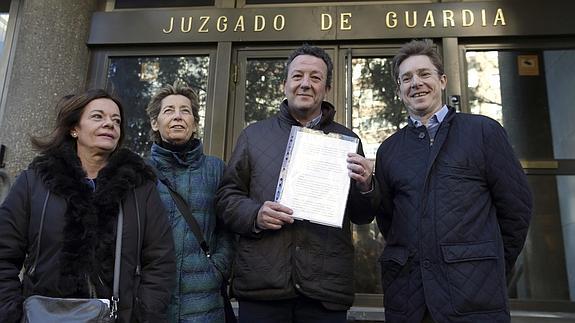 El portavoz adjunto del Grupo Municipal Popular, Iñigo Enriquez de Luna (2d), junto a la portavoz en materia de Cultura del PP, Isabel Rosell (i), ha presentado la denuncia. 