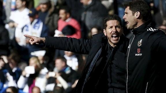 Simeone discute con un árbitro en el partido ante el Real Madrid. 