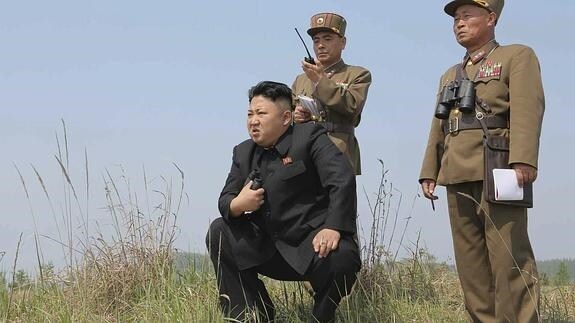 El líder norcoreano Kim Jong-un (i) supervisa unas maniobras en Corea del Norte.