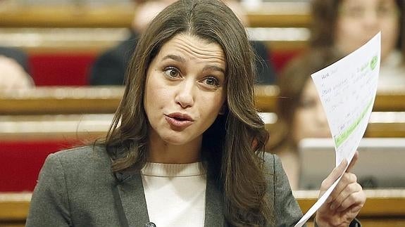 La presidenta del grupo parlamentario de Ciudadanos (C's) y líder de la oposición, Inés Arrimadas (d).