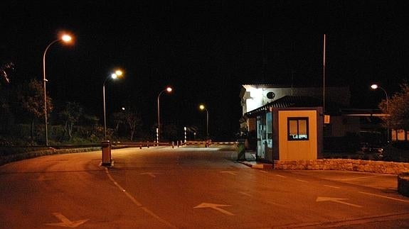 Entrada al Complejo Medioambiental de Casares, donde la Guardia Civil seguía trabajando anoche.