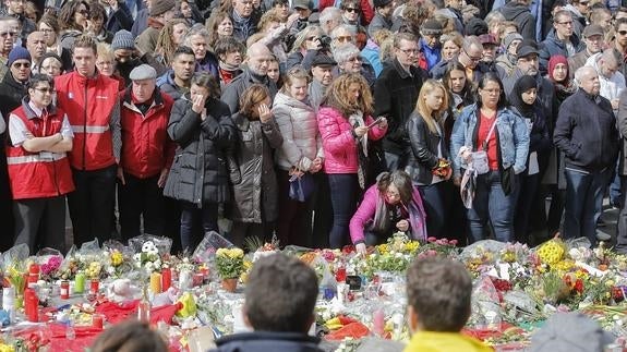 Homenaje a las víctimas en la Plaza de la Bolsa en Bruselas.