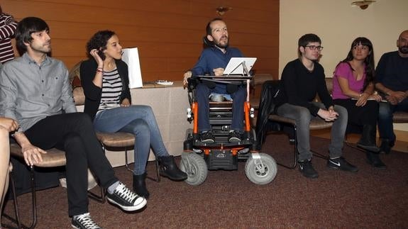 Pablo Echenique, durante la reunión con los círculos de Podemos en el País Vasco. 