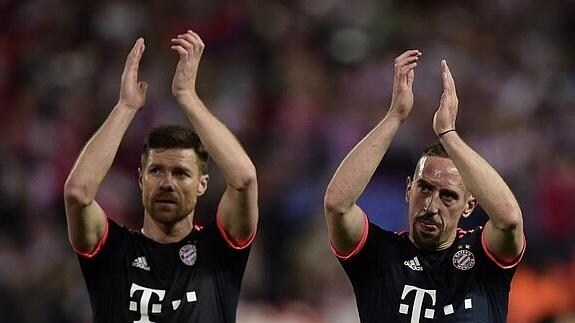 Xabi Alonso y Ribéry saludan a la afición bávara. 