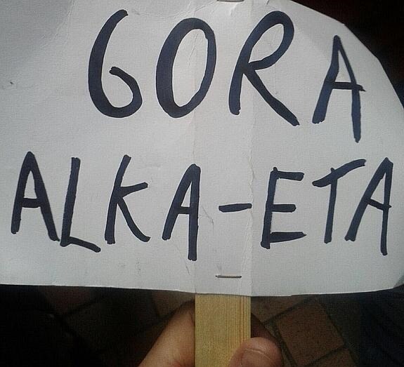 Vista del cartel de " Gora Alka - ETA " mostrado durante un espectáculo de títeres en Madrid.