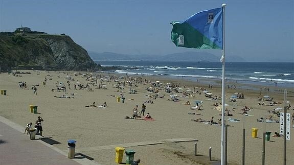 Banda azul en la playa de Sopelana, en Vizcaya.