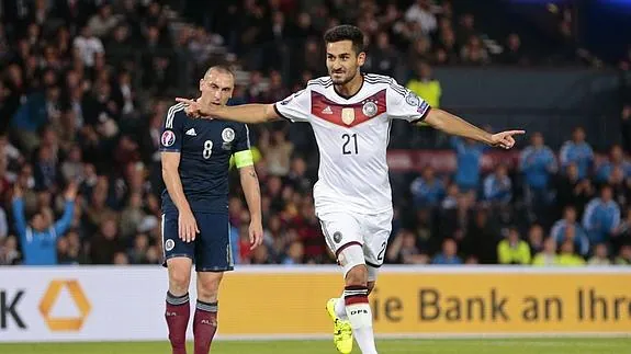 Gündogan celebrando un gol con Alemania. 
