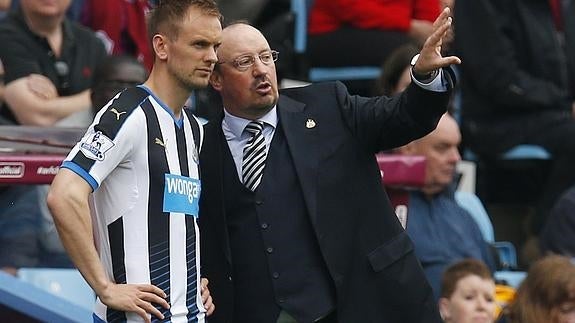 Benítez da instrucciones a De Jong. 