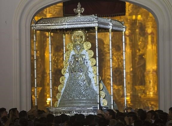 La imagen de la Virgen del Rocío sale por la puerta de la ermita. 