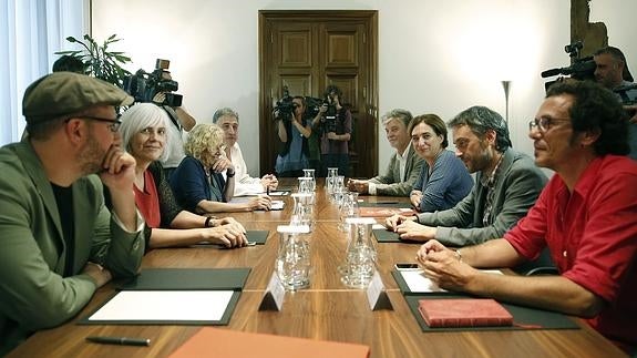 Colau recibe a los alcaldes "por el cambio" en el Ayuntamiento de Barcelona.