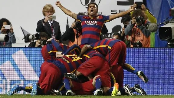 Los jugadores del Barça celebran el gol de Alba. 