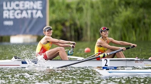 Anna Boada (i) y Aina Cid (d) celebran su clasificación para Río 2016. 