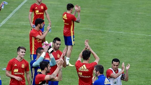 Los futbolistas españoles aplauden tras un entrenamiento. 