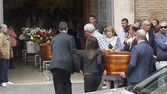 Traslado de los féretros durante el funeral.