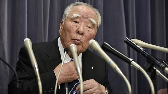 El presidente de Suzuki Motor, Osamu Suzuki, en rueda de prensa.