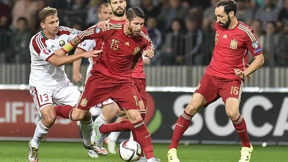 Sergio Ramos en el centro, durante un partido con España. 