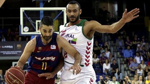 El escolta culé Juan Carlos Navarro (i) intenta superar al alero baskonista Adam Hanga (d). 