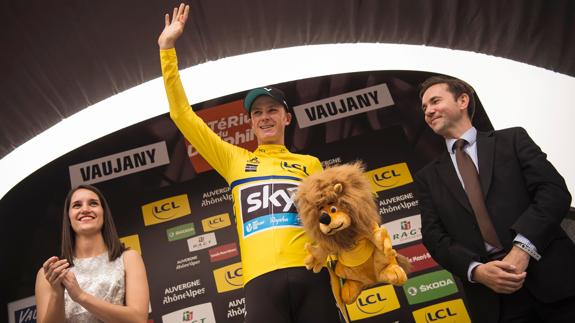 Chris Froome, en el podio con el maillot de líder. 