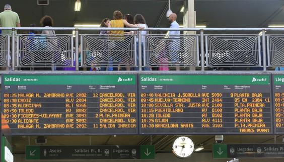 Panel con anulaciones y cancelaciones en la estación de Atocha.