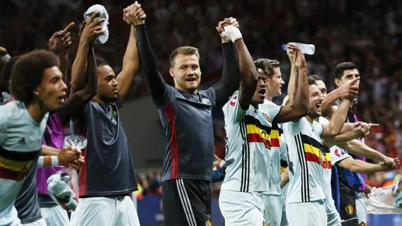 Los jugadores belgas celebran el pase a cuartos. 