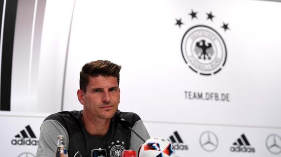 Mario Gómez durante una rueda de prensa con la selección alemana de fútbol. 