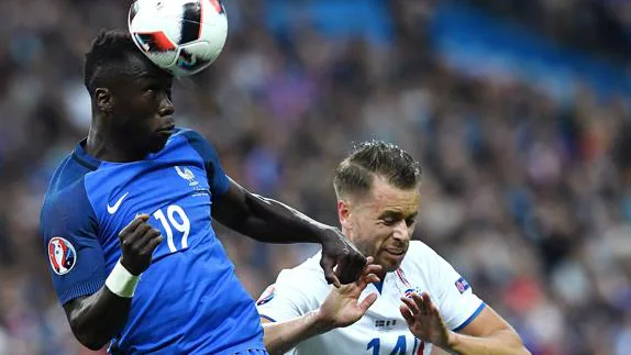El defensa francés bacary Sagna en el partido contra Islandia.
