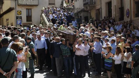 Compañeros de cuadrilla de Víctor Barrio a su salida de la iglesia de San Bartolomé, en Sepúlveda (Segovia).