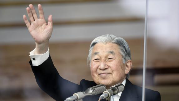 El emperador nipón, Akihito, saludando a la audiencia tras emitir un discurso.