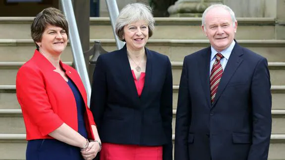 Theresa May (c) junto a la ministra principal norirlandesa, Arlene Foster, y su adjunto en el Gobierno, Martin McGuinness.