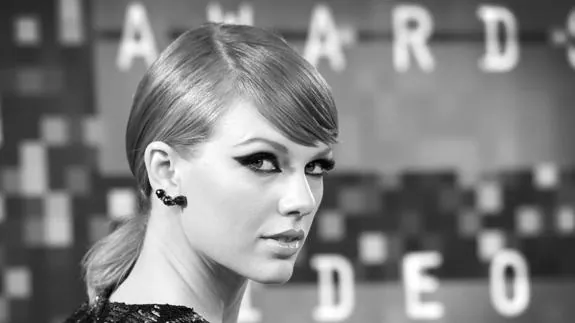 La cantante Taylor Swift con el perfilado de ojos eyeliner.