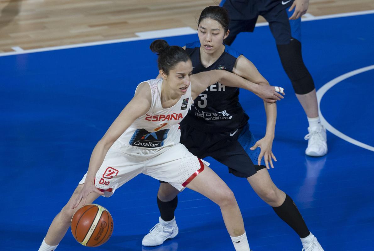 El equipo español femenino festeja su victoria ante Serbia. 