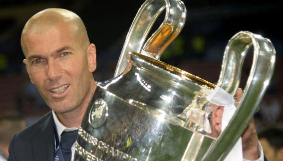 Zinedine Zidane posa con el trofeo de la Champions League.