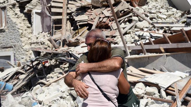 Amatrice, un pueblo devastado y literalmente dividido en dos por el terremoto
