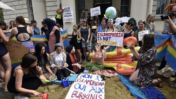Un grupo de personas participa en una protesta bajo el lema 'Lleva lo que quieras' en Londres.