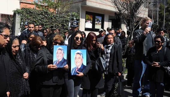 Familiares de Rodolfo Illanes durante el funeral del viceministro boliviano.