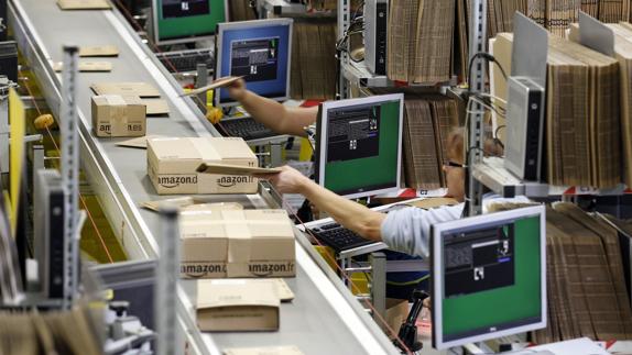 Trabajadores en el centro logístico de Amazon en Graben, Alemania.