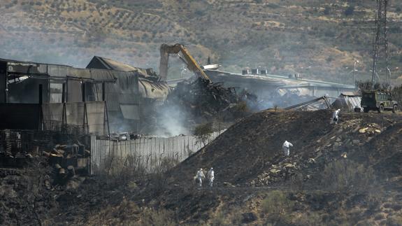 Labores de extinción del incendio. 