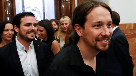 Los líderes de IU y de Podemos, Alberto Garzón y Pablo Iglesias.