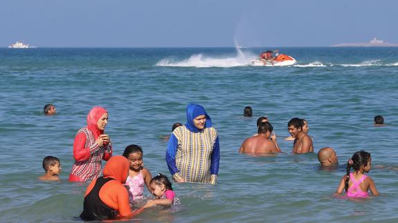 Mujeres musulmanas en burkini.