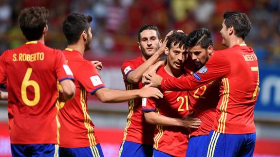 David Silva, felicitado por sus compañeros tras marcar con España 