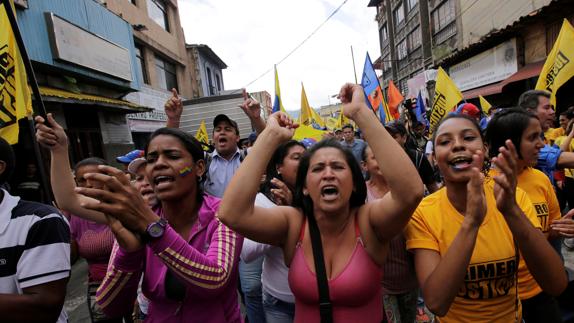 Un grupo de opositores toma las calles de Caracas. 