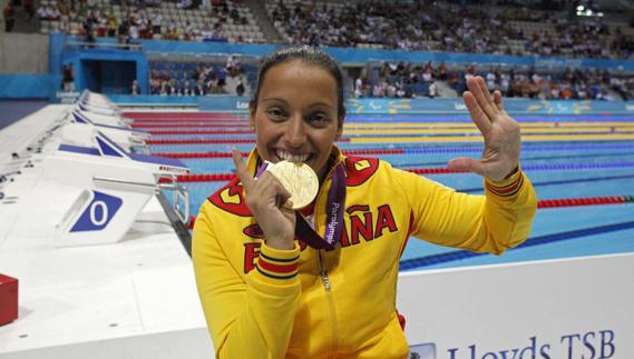 Teresa Perales, con una de sus medallas de oro logradas en Londres.