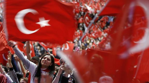 Manifestantes de apoyo al presidente Erdogan.