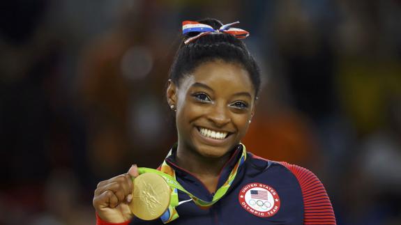 Simone Biles, con una de las medallas de oro logradas en Río. 