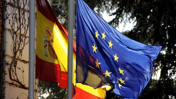 Banderas de la UE y España.